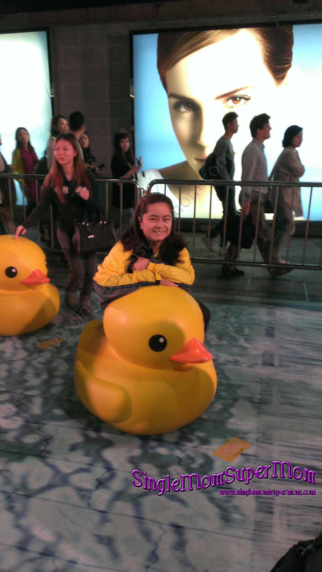 Giant Rubber Duck in Hongkong Victoria Harbour