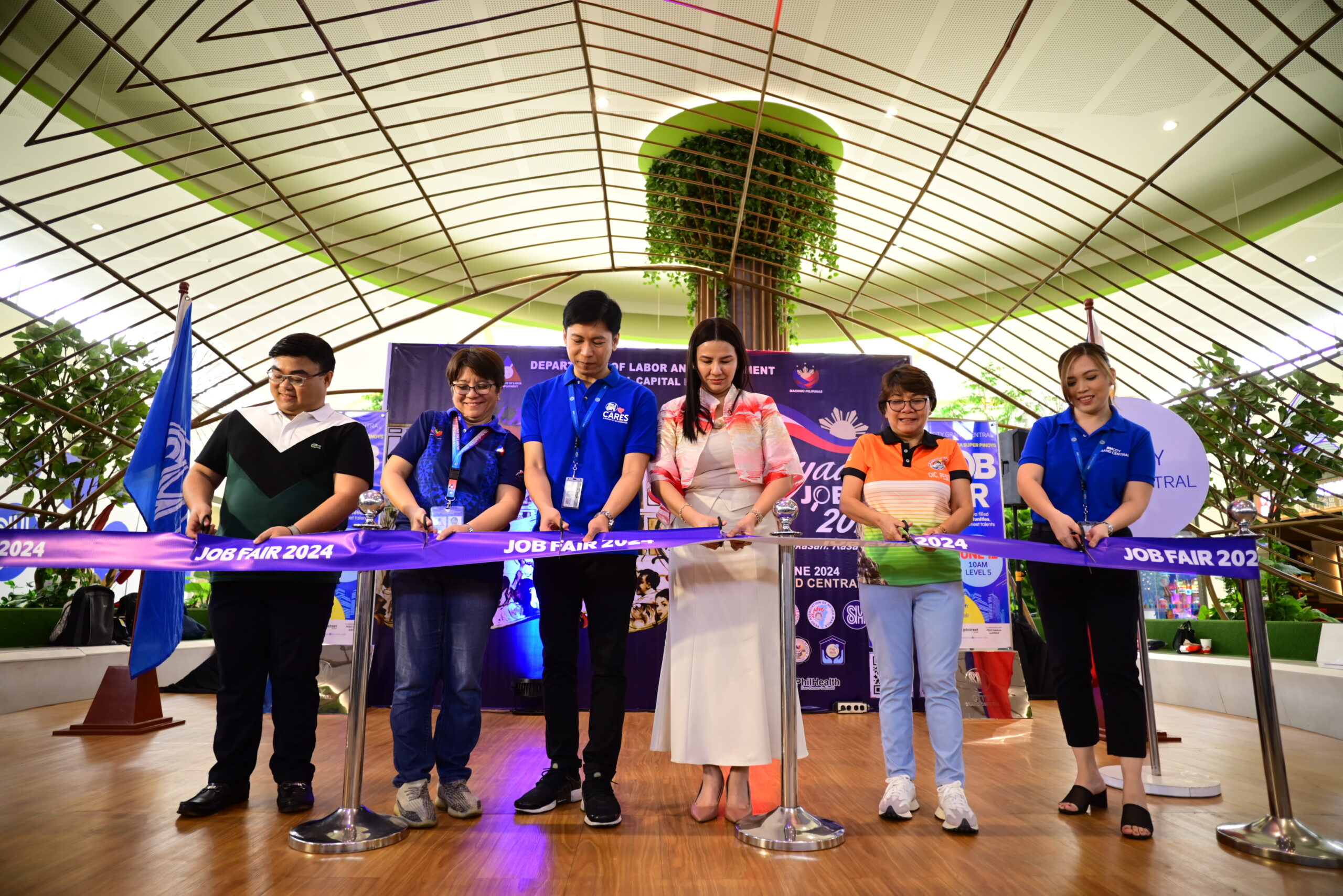 SM Supermalls Celebrates DOLE’s 92nd Anniversary and Marks 30,000th Hired-On-The-Spot Milestone
